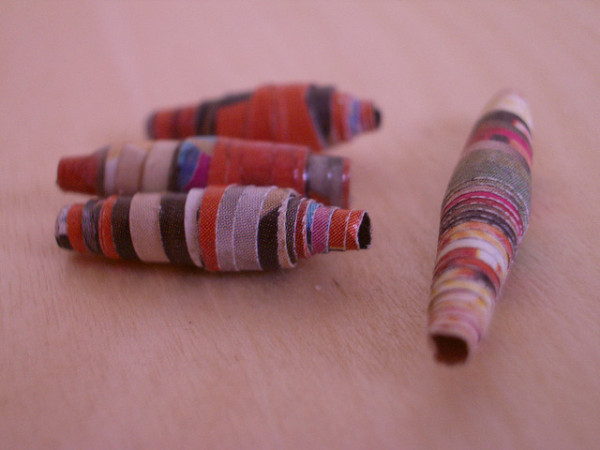 10 Wrapping Paper Crafts for After Christmas: Paper Beads