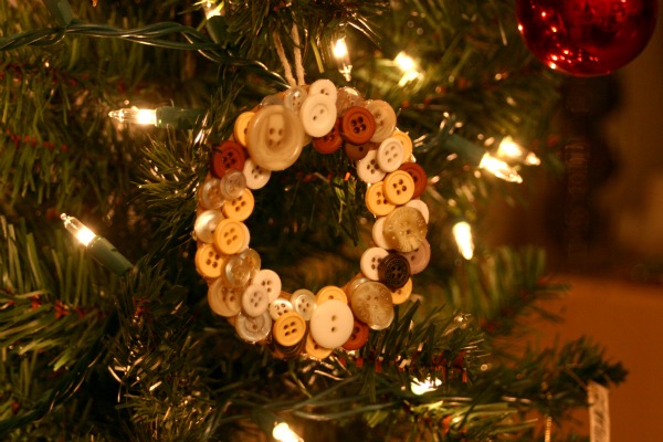 DIY Christmas Ornaments: Button Wreath