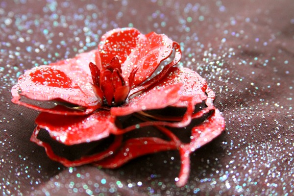 Holiday Crafts: Upcycle a Vintage Brooch into a Unique Ornament