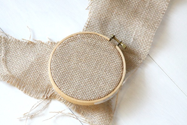 Holiday Crafts: An Embroidery Hoop Ornament
