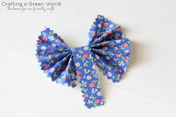 You can make gifts look beautiful even without store-bought plastic ribbons and bows. Make these handmade bows instead!