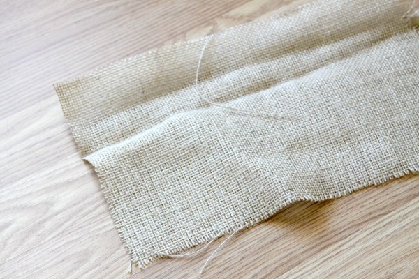Hosting a dinner party? Wow your guests with burlap no-sew silverware holders!